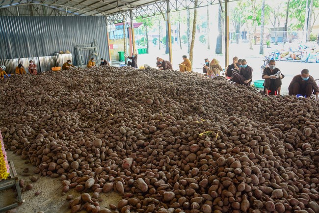 Continuing to support people in need in the Covid-19 pandemic of Hoang Phap Pagoda (series 2)